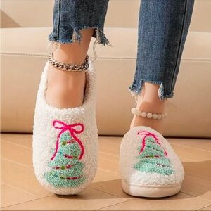 Cozy‎ Christmas Tree Plush Slippers